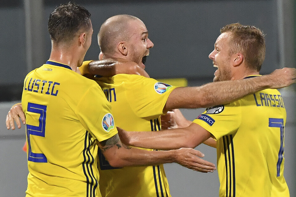 Marcus Danielson och Sebastian Larsson jublar efter Danielsons 1–0-mål mot Malta.