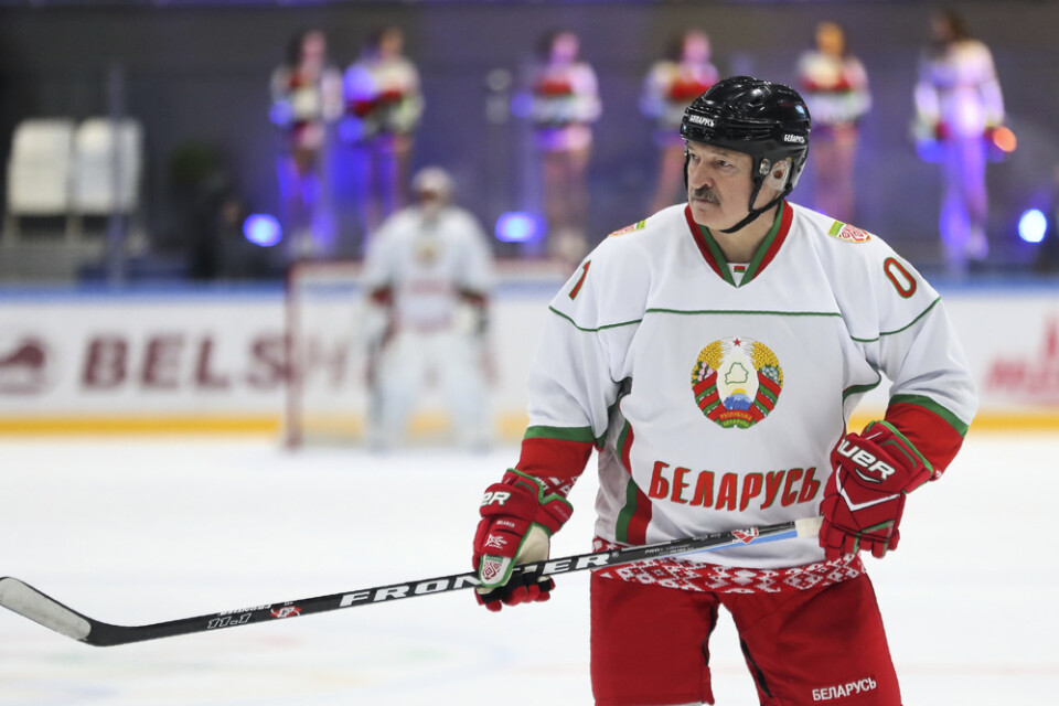 Belarus hockeytokige president Aleksandr Lukasjenko kan inte vara säker på att herr-VM blir av i landet i år, som tänkt. Internationella ishockeyförbundet överväger att flytta mästerskapet. Arkivbild.