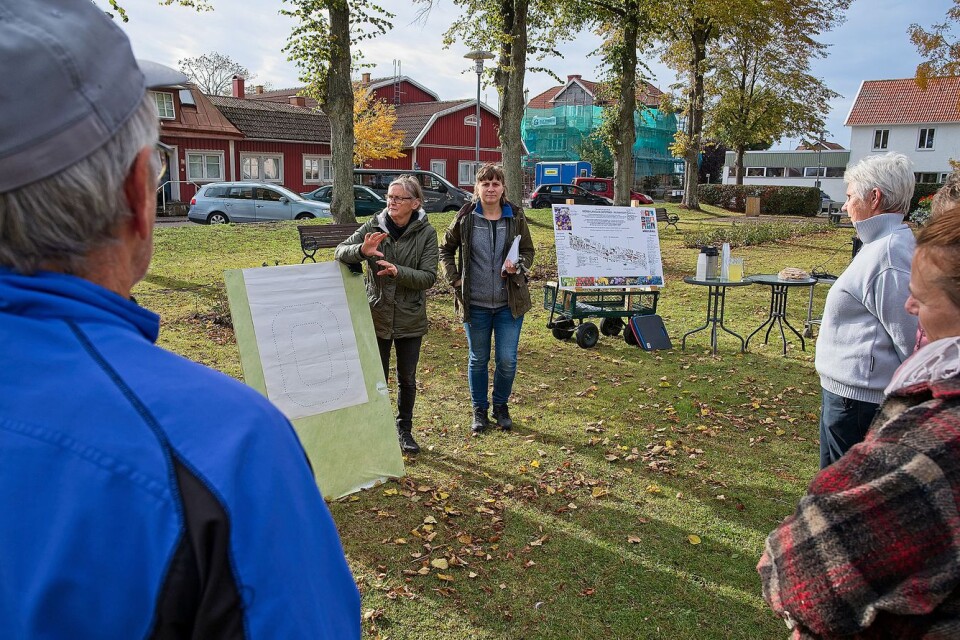 Sandra Brunsberg från Södra Ölands Trädgårdsvänner och Eva Engström från Mörbylånga kommun hälsade välkommen och gav instruktioner innan planteringen kunde börja.