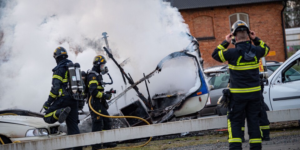 Husvagn på polisens parkering förstörd i brand – grå rök syntes på långt håll