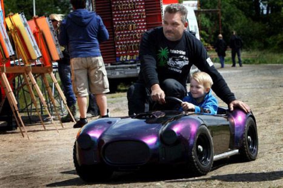 Milo Nilsson provkör en bil modell mindre med hjälp av Conny Gunnarsson.