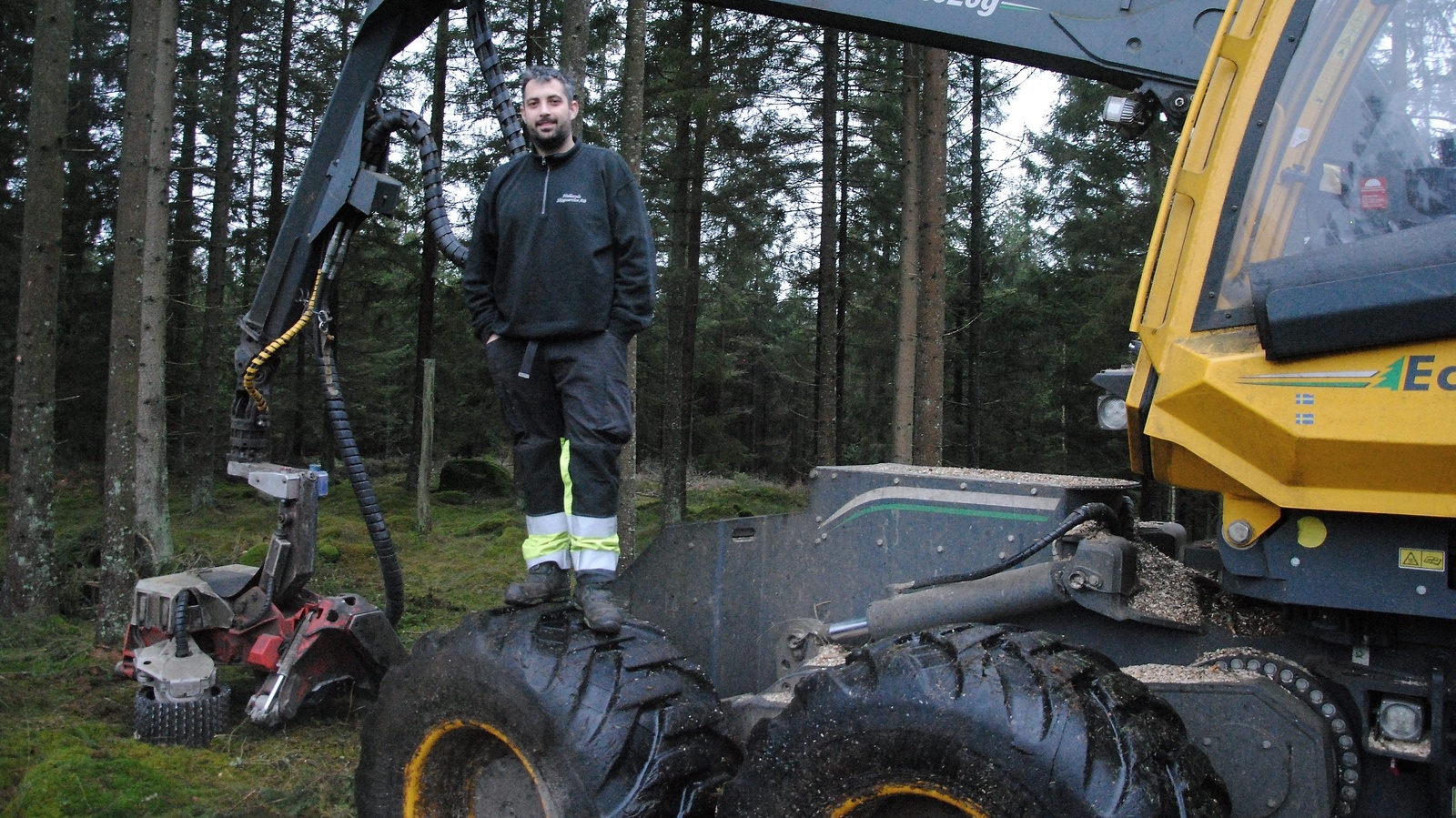 Dennis Frankenstein, Hallaryds skogsservice, på sin skördare. FOTO: SUSANNE GÄRE