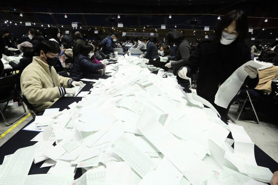 Sydkoreanska valarbetare sorterar röster efter parlamentsvalet.
