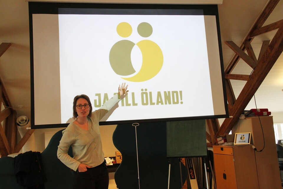 Emmy Ahlstedt (C) presenterade symbolen som ”Ja till Öland” ska använda sig av. Det är två personer som möts och bildar tillsammans ett, för Öland. Färgerna är hämtade från den öländska flaggan med gult kors och grön botten.
