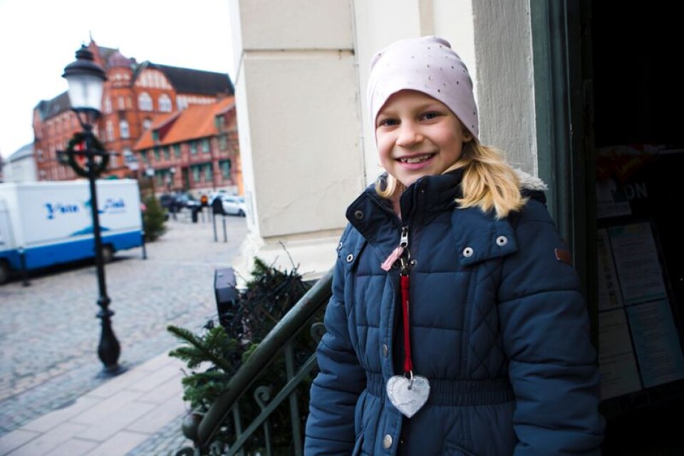Isabel Jakobson önskar sig pysselbok i både julklapp och i födelsedagspresent och om hon hade fått bestämma skulle även hennes syster få en pysselbok.