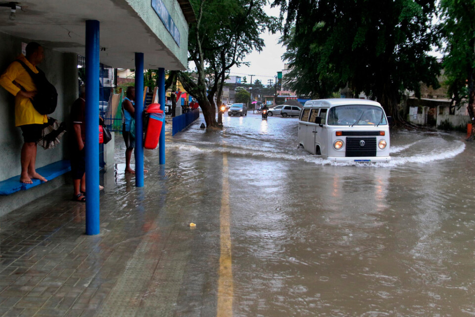 En översvämmad gata i staden Recife, i delstaten Pernambuco.