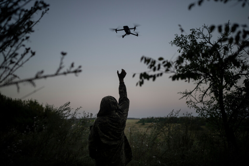 En ukrainsk drönarpilot sträcker sig efter en spaningsdrönare i regionen Luhansk.