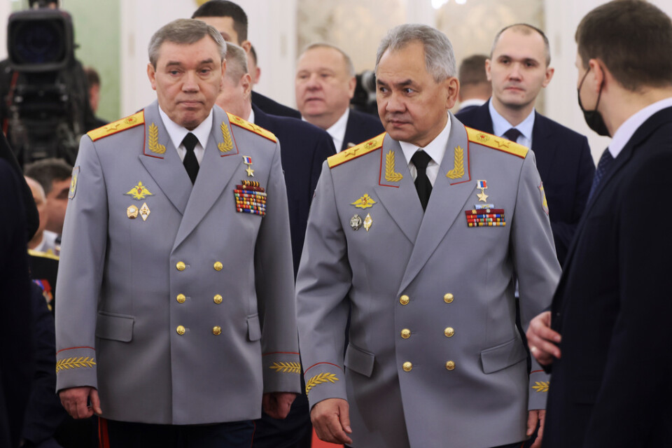 Den ryske generalstabschefen Valerij Gerasimov (till vänster) ersätter Sergej Surovikin som befälhavare för trupperna i Ukraina. Gerasimov och försvarsminister Sergej Sjojgu (till höger på bild) har fått utstå hård rysk kritik för hur kriget i Ukraina framskrider. Arkivbild.