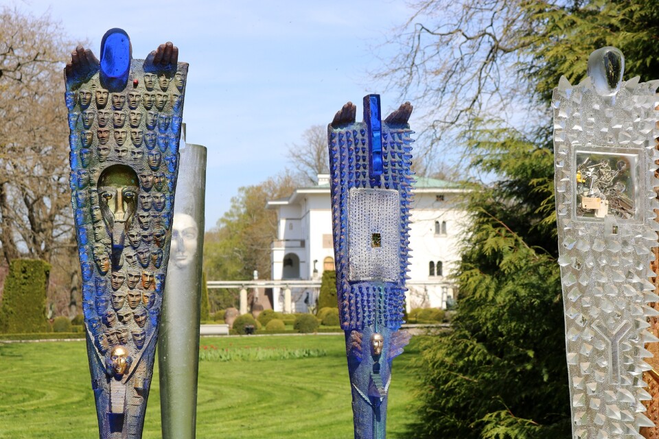 Utställningen Gatekeeper av Bertil Vallien visas i engelska parken utanför Sollidens slott hela sommaren.