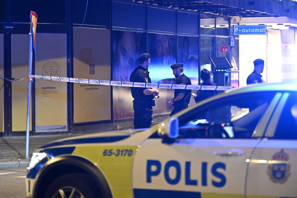 Polis och avspärrningar vid köpcentret Hansa i centrala Malmö efter en knivskärning i juni. Nu döms två män till fängelse. Arkivbild.