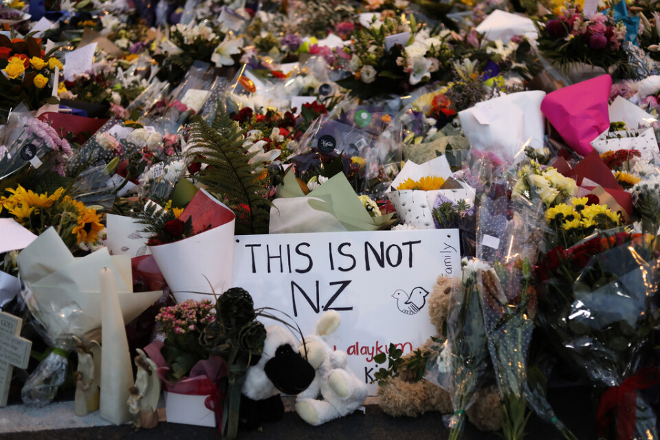 Blommor vid en minnesplats för terrordådet i Christchurch i Nya Zeeland 2019, då 51 människor mördades av en terrorist som kallade sig själv för ekofascist. Arkivbild.