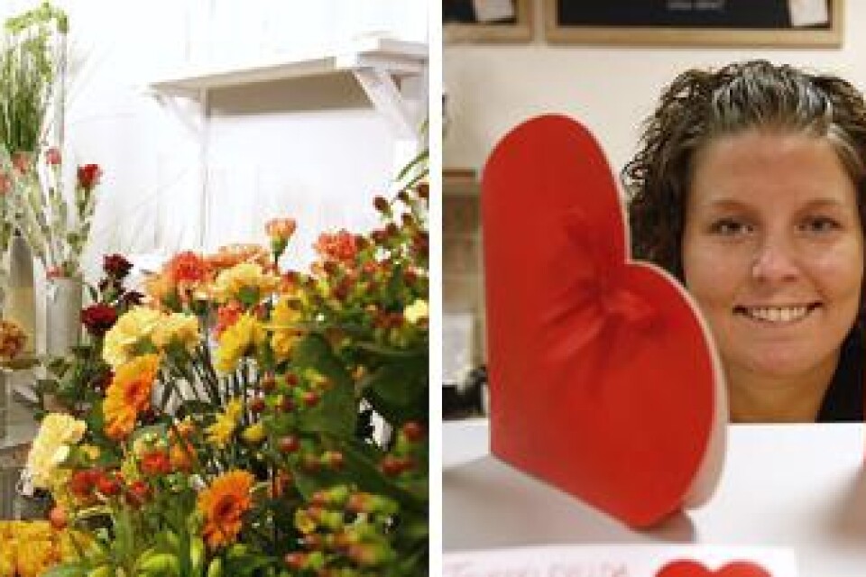 I romantikens tjänst. Johanna Håkansson som driver Simonssons blomsterhandel i Trelleborg med sin far berättar att kvinnorna köper alltmer blommor till Alla Hjärtans dag. Fast fortfarande är männen i majoritet Bild: Claes Nyberg