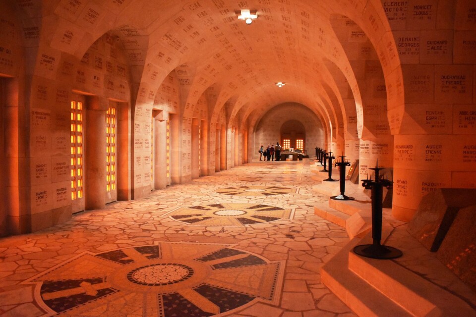 Namn på väggar och tak, mosaik på golvet inuti det så kallade benhuset i Verdun.