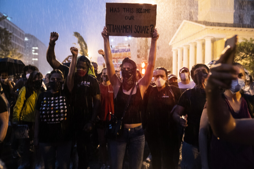 Demonstranter protesterar i närheten av Vita huset i Washington|DC på torsdagskvällen.