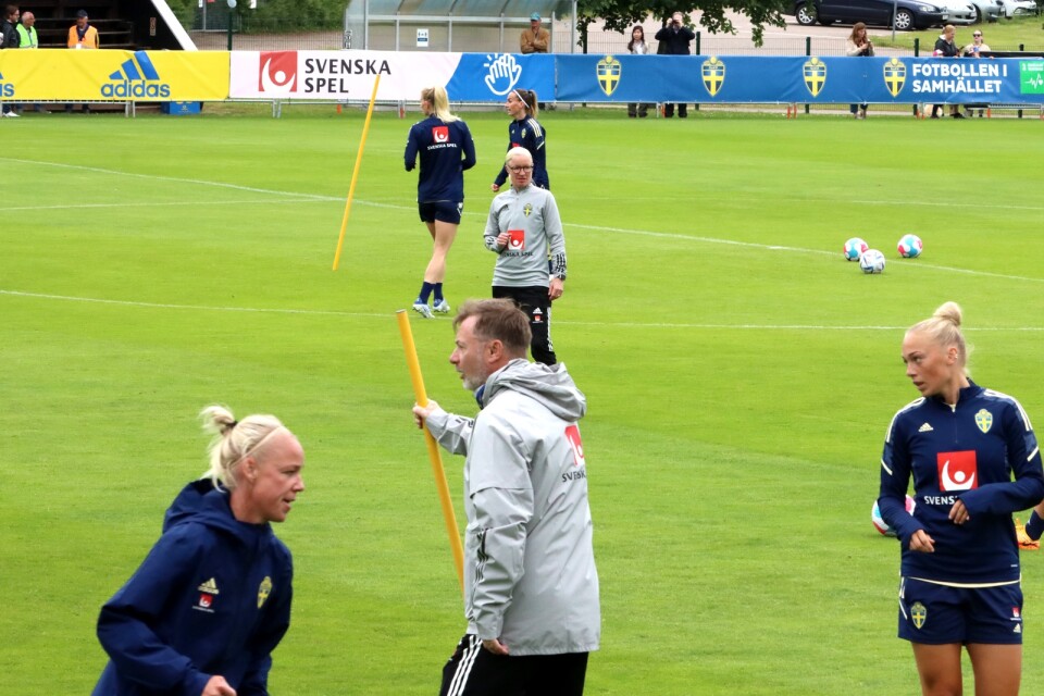 Victoria Sandell håller i en övning under EM-lägret i Båstad. Då får förbundskapten Peter Gerhardsson agera försvarare.