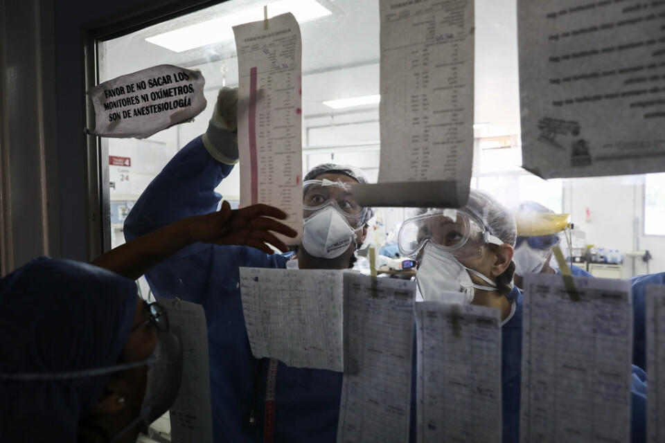 Över 1|300 vårdarbetare i Mexiko har avlidit. Här arbetar de iklädda skyddsläder i ett covid-19-sjukhus i Mexico City.
