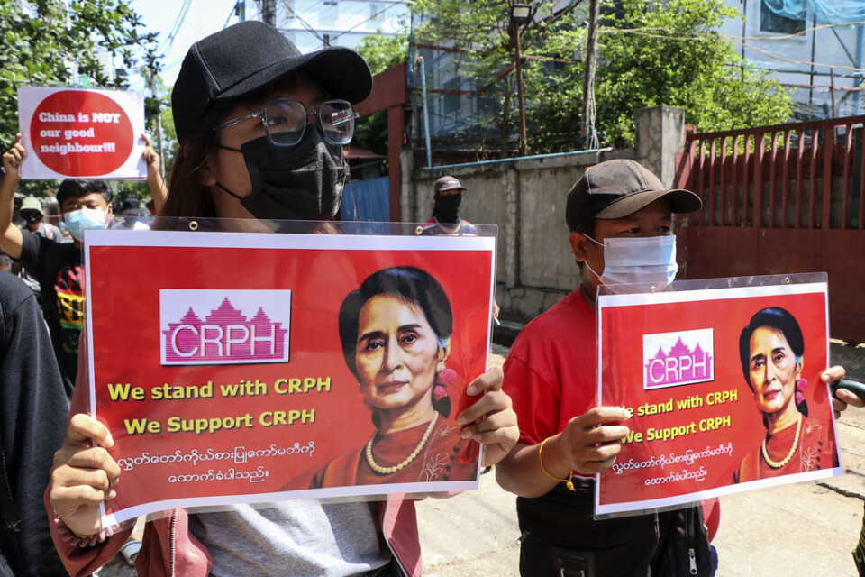 En arkivbild från en demonstration där myanmarier kräver den störtade ledaren Aung San Suu Kyis frigivning. Militärjuntan slår brutalt ned protester,