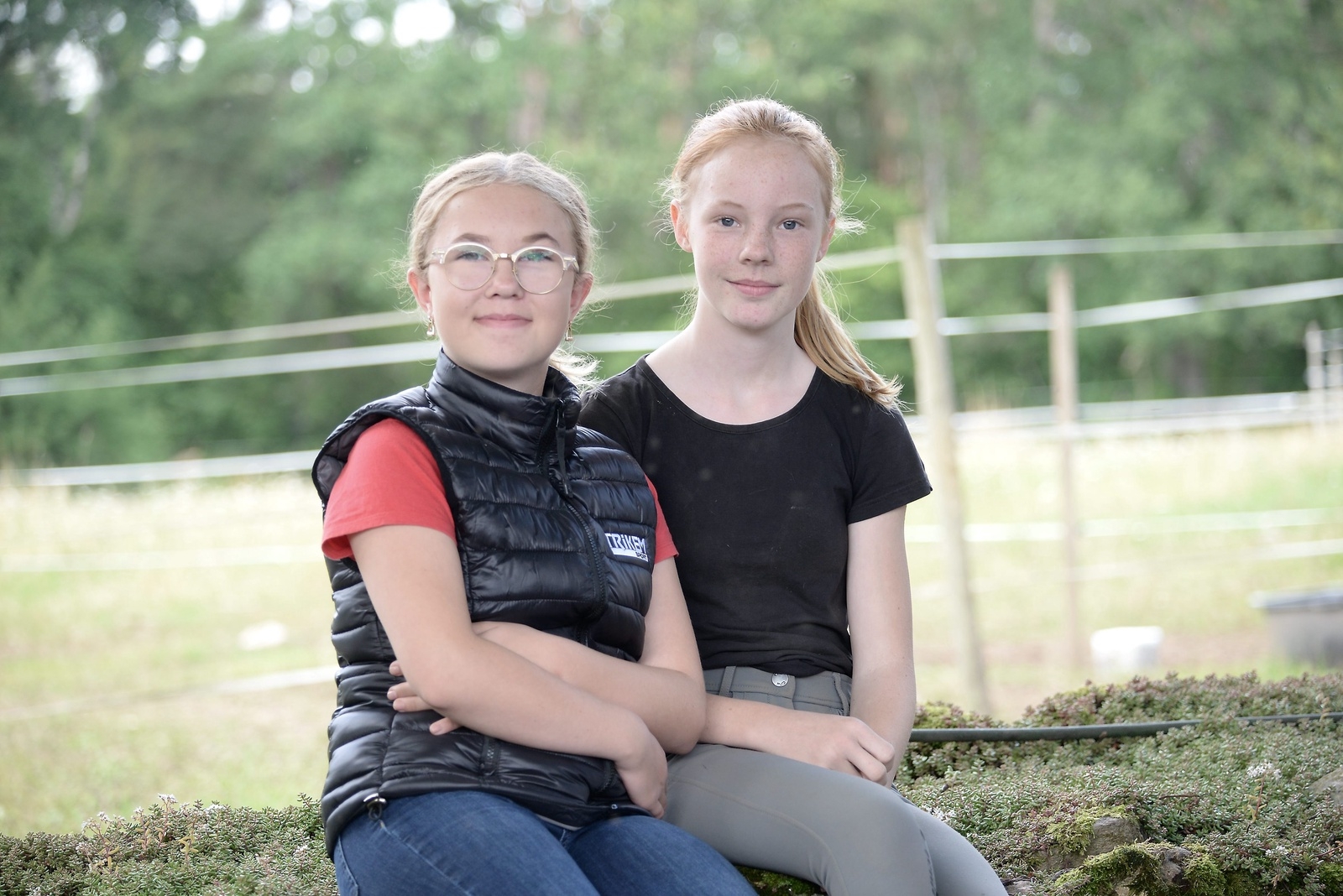 Clara Lilja och Stephanie Magnusson är två lovande ponnyryttare som båda siktar på ponny-SM nästa år med sina hästar Unicorn respektive Idyllens Whiskey.
