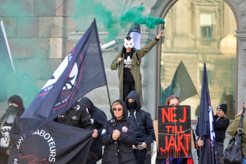 Bland demonstranterna fanns personer från ett antal ljusskygga organisationer, som Hunt Saboteurs Sweden.