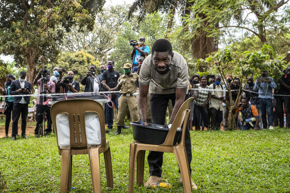 Bobi Wine i samband med röstningen i Kampala på torsdagen.