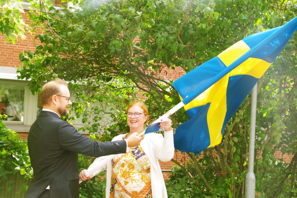 Hälso- och sjukvårdsdirektör tar emot Region Kalmars fana från landshövding Cecilia Schelin Seidegård.