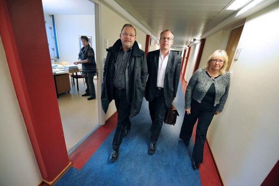 På väg mot en ny framtid i maktens korridorer. Åke Hammarstedt (S), Johan Larsson (M) och Elisabeth Stenberg (S).