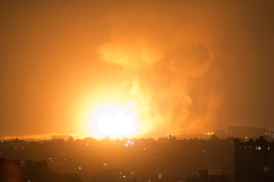 Israeliska flyganfall mot staden Gaza under natten till torsdagen.