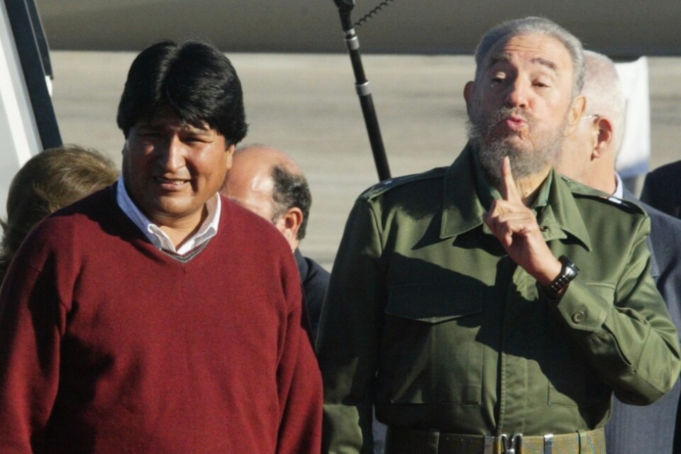 Evo Morales hade starka band till Kuba under sin tid som president. Här träffar han det kommuniststyrda landets tidigare ledare Fidel Castro, kort efter det att Morales vunnit presidentvalet för första gången. Arkivbild från 2005.