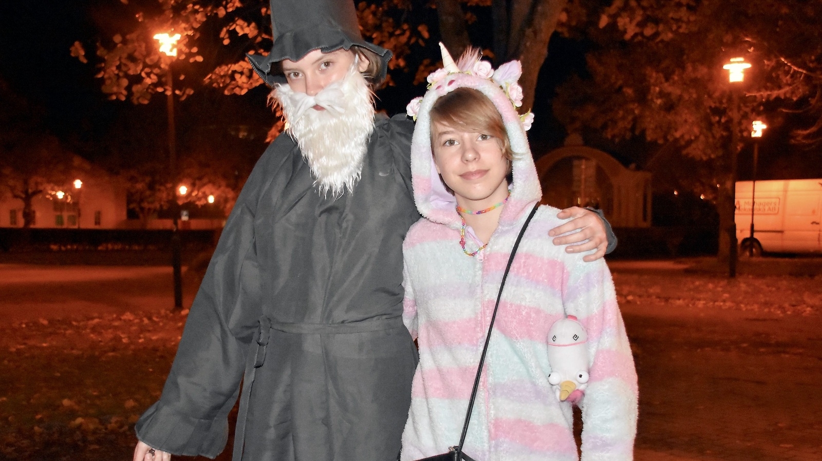 Halloweenparty på Markan. Alva Stenebo och Julia Stenebo.