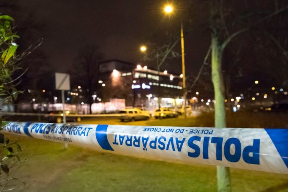 Avspärrningar runt polisstationen i Rosengård, Malmö, efter att ett föremål exploderat på gården.
