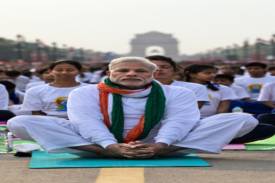 Indiens Narendra Modi leder tusentals anhängare i yogaövningar på Internationella yogadagen 2015 – en dag premiärministern själv föreslog och fick igenom i FN.