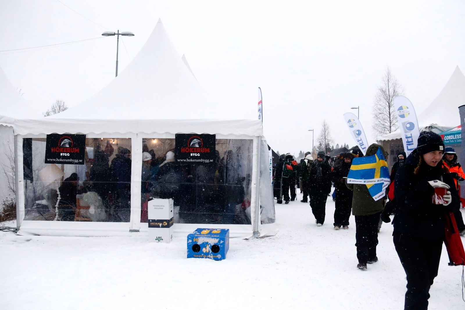 Alla tält fylldes strax upp då frusna världscupbesökare sökte skydd och värme från snön.