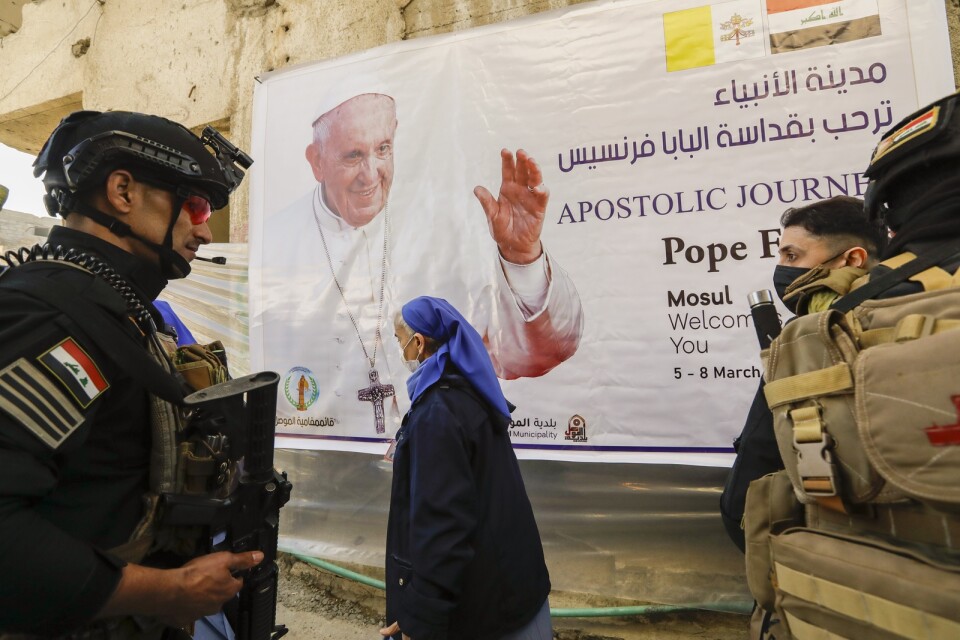 Irakiska soldater på plats i Mosul under påve Franciskus besök.