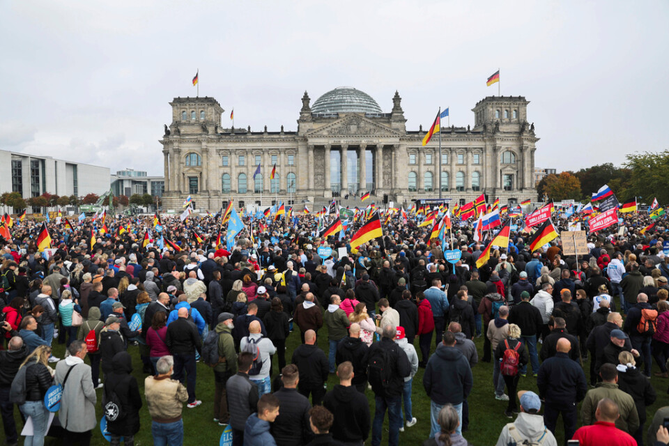 En AFD-demonstration framför den tyska förbundsdagen i oktober förra året. Deltagarna uttryckte sitt missnöje med den då skenande inflationen. Arkivbild.