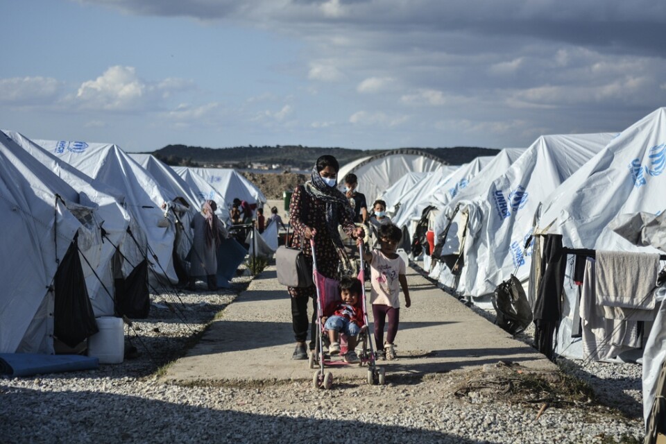 Flyktingar och migranter i ett läger på grekiska ön Lesbos. Arkivfoto.