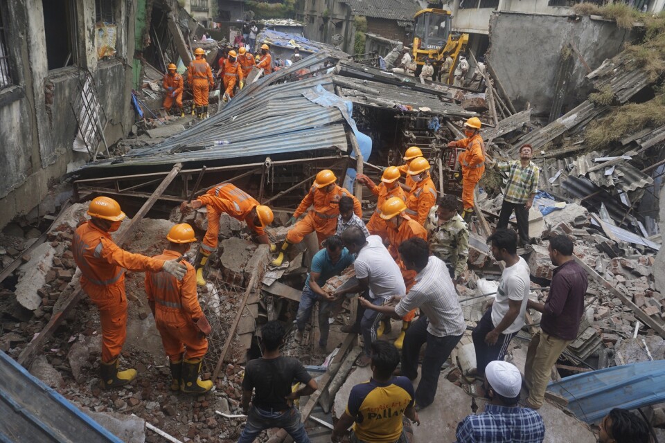 Indiska räddningsarbetare vid den kollapsade byggnaden.