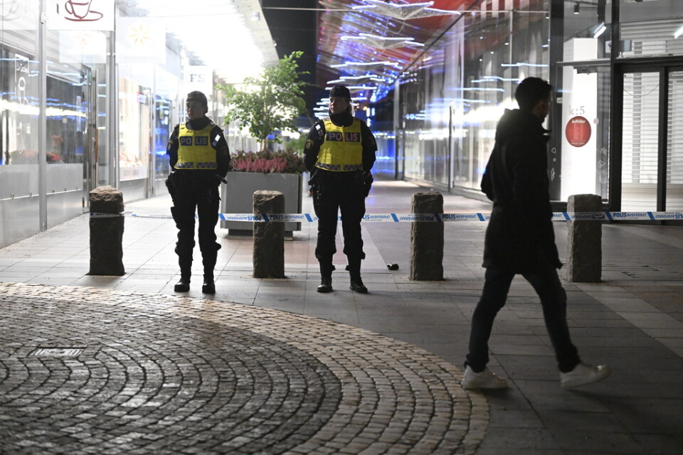 Poliser på plats där tre personer skadades i en skottlossning i Vällingby. En av de skadade avled senare. Arkivbild.
