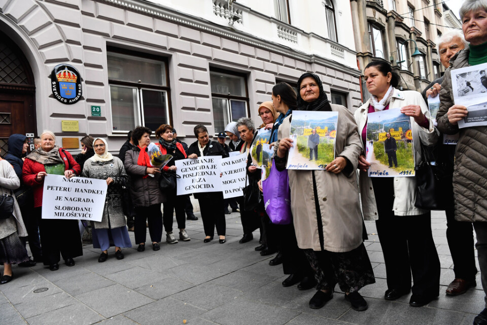 Bosniska överlevarorganisationer protesterar utanför Sveriges ambassad i Sarajevo. Arkivbild.