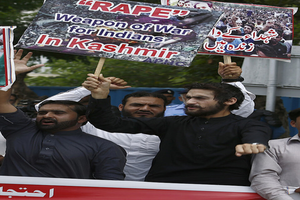 Människor protesterar mot Indiens avancemang i Kashmir i Islamabad, Pakistan.