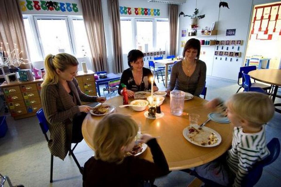 Barn och personal får plats kring ett bord är 20 av 22 barn är hemma. Förskollärarna Johanna Svensson, Camilla Mauritzson och Marie Olsson vill ha dem tillbaka snart. Bild: Annica Jönsson