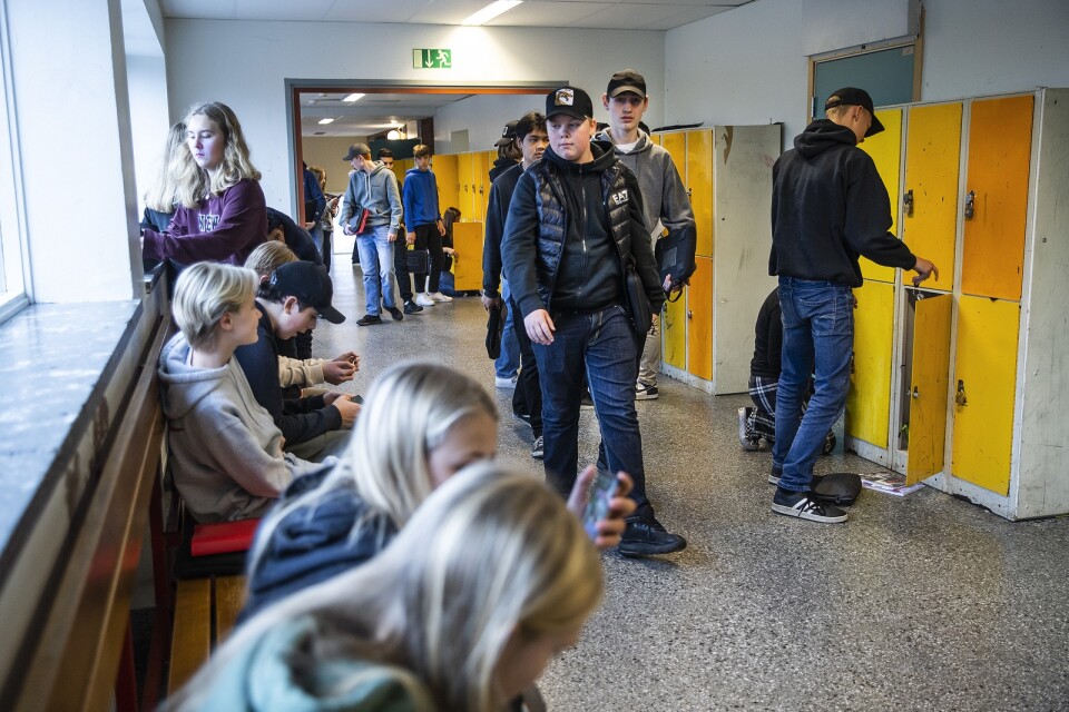I dag går det cirka 620 elever på Stenbocksskolan. Det stora elevantalet innebär att ventilationen inte räcker till, det är för få toaletter, matsalen och idrottshallen har inte tillräcklig kapacitet, skriver företrädare för Centerpartiet i sin insändare.