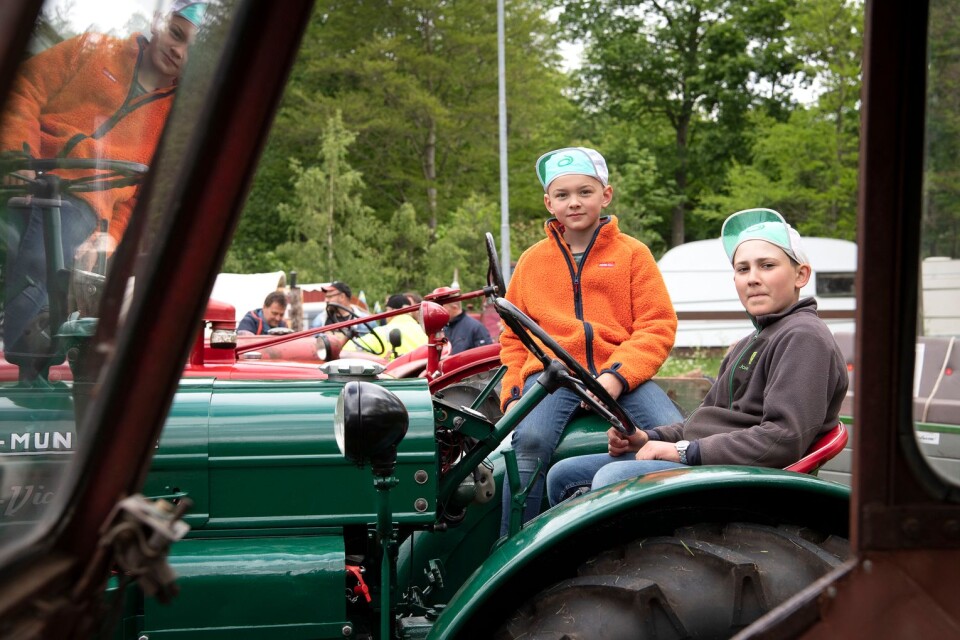 Victor Tillberg sitter i sin Bolinder Munktell, BM Victor typ 230 tillsammans med kompisen Albin Svensson. De båda elvaåriga gränumskillarna ställde ut varsin traktor i Kärrabol.