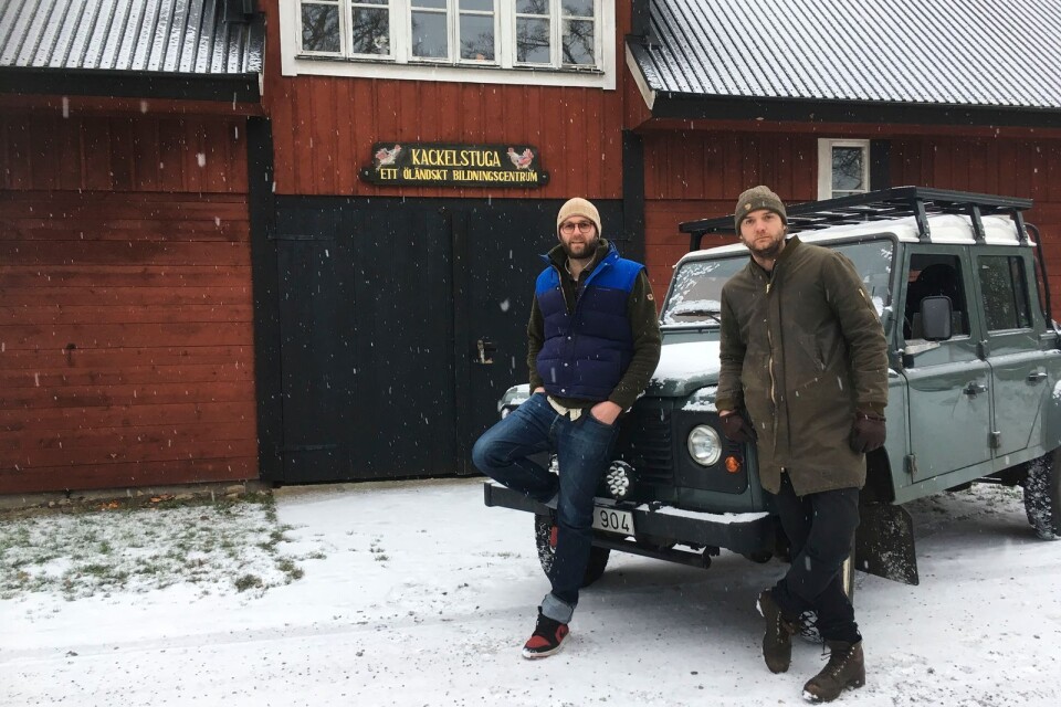 Pelle Aldestam och hans bror Robert Aldestam utanför Kackelstugan.