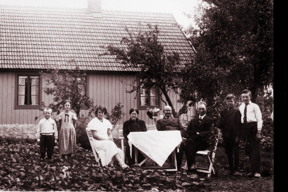 Bilden är från 1930-talet, Carl och Hildur Carlsson sitter i mitten vid bordet.
