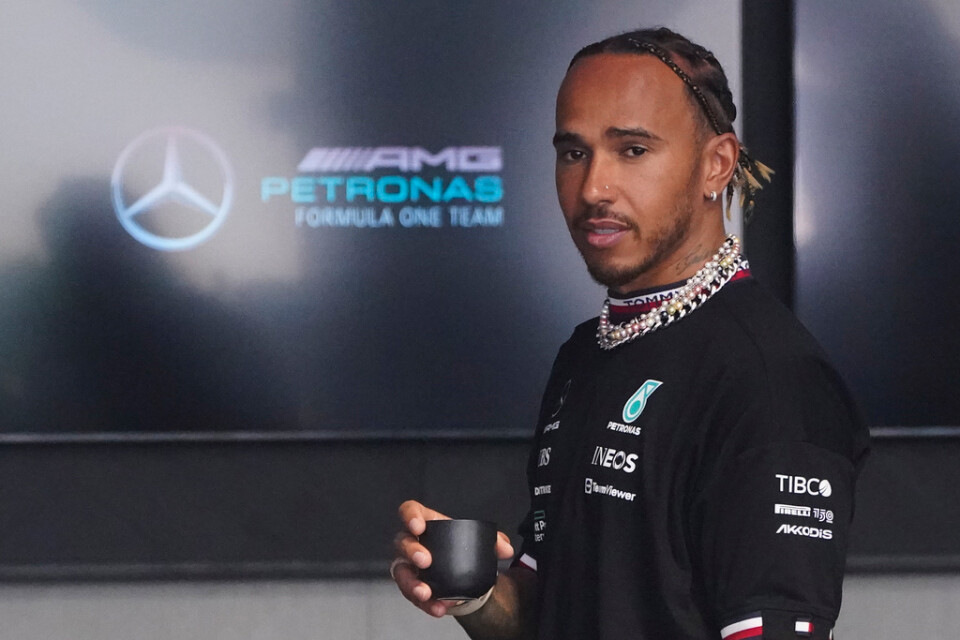 Lewis Hamilton får inte ha smycken på sig när han kör formel 1.