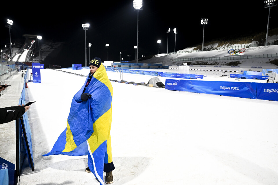 Ensam kvar på arenan. Elvira Öberg efter sitt OS-silver.