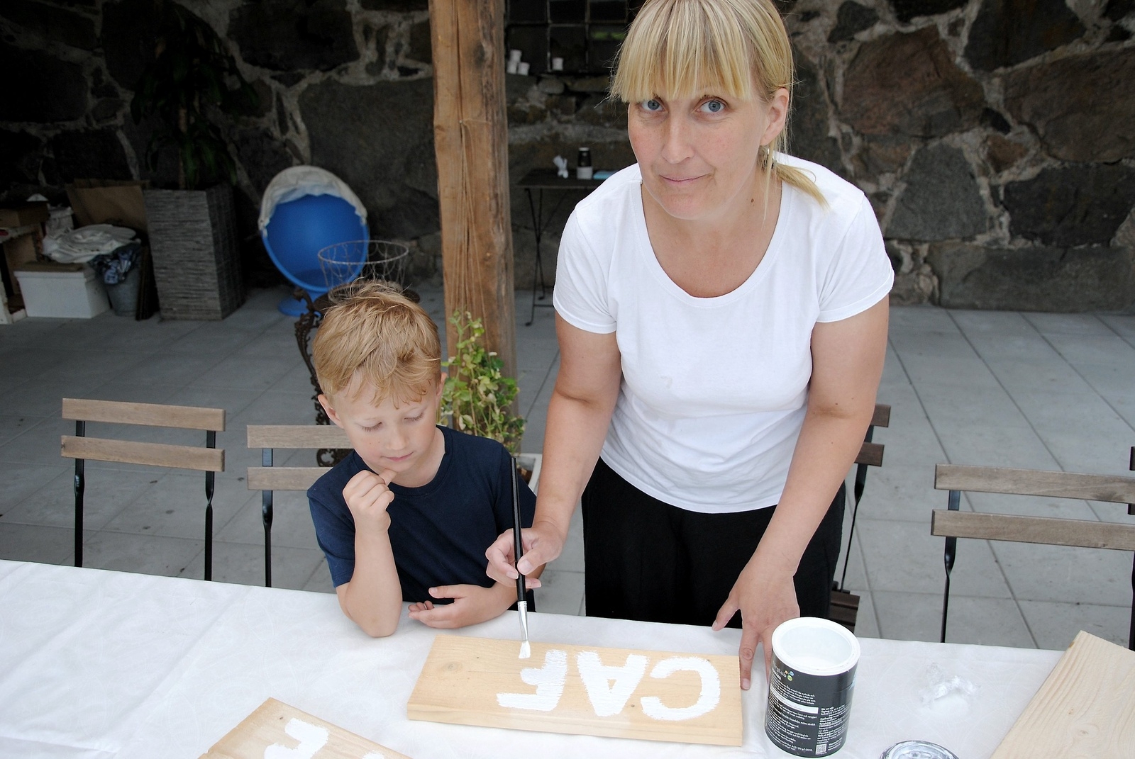Victoria Mårtensson-Winberg gör nya skyltar varje dag. Här hjälper femårige sonen Melvin till. Foto: Linda Grip