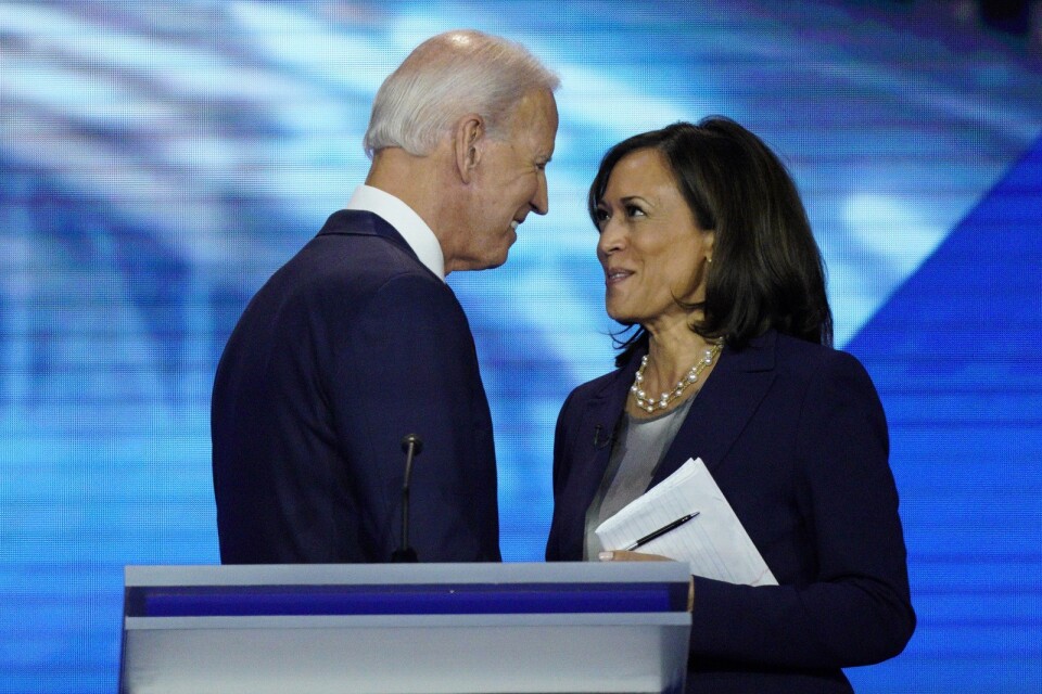 Presidentkandidaten Joe Biden skakar hand med Kamala Harris under en debatt under primärvalen i USA i september 2019.