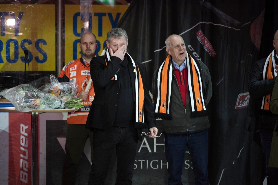 Tobbe Karlsson i tårar under avtackningen av honom i NKT Arena. Här med Krister Issal.