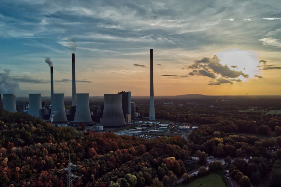 Världen är i början på slutet av den fossila eran, enligt energiorganet IEA. Arkivbild på ett kolkraftverk i Gelsenkirchen, Tyskland.